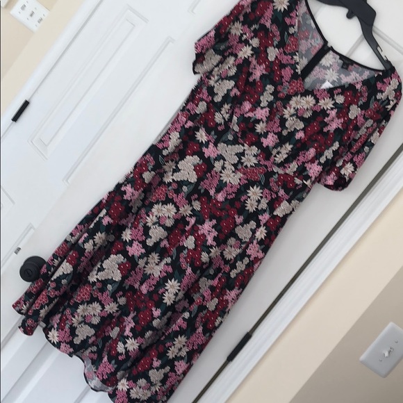 Ann Taylor Factory Dresses & Skirts - Ann Taylor Short Sleeved Floral Dress - 12